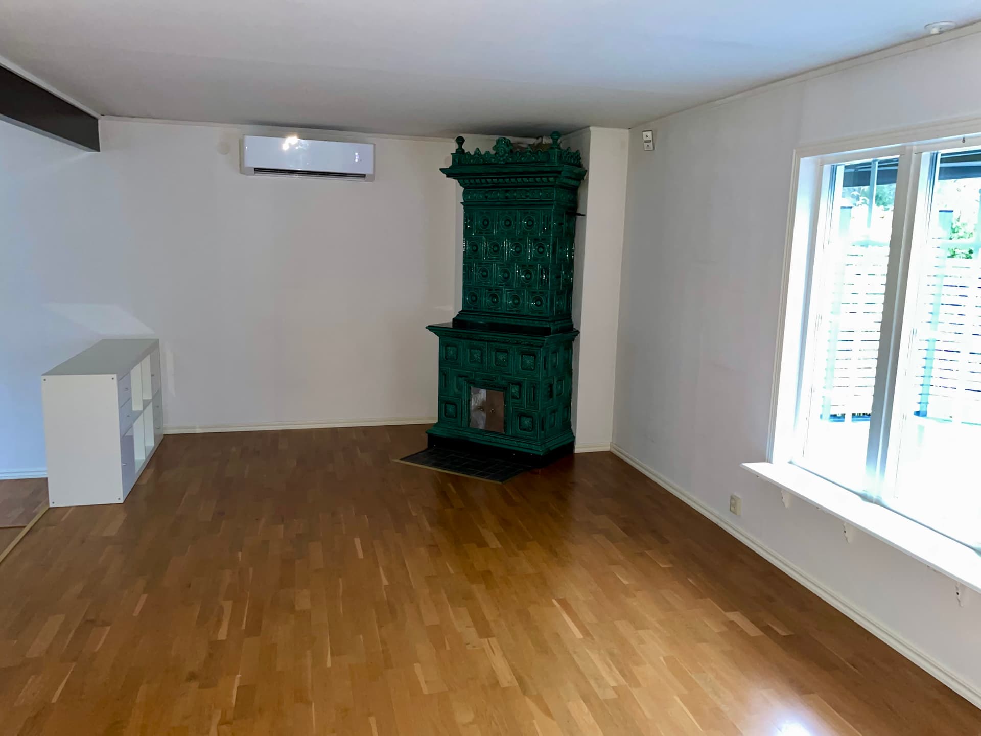 Vardagsrum med kakelugn efter storstädning – PK Städservice