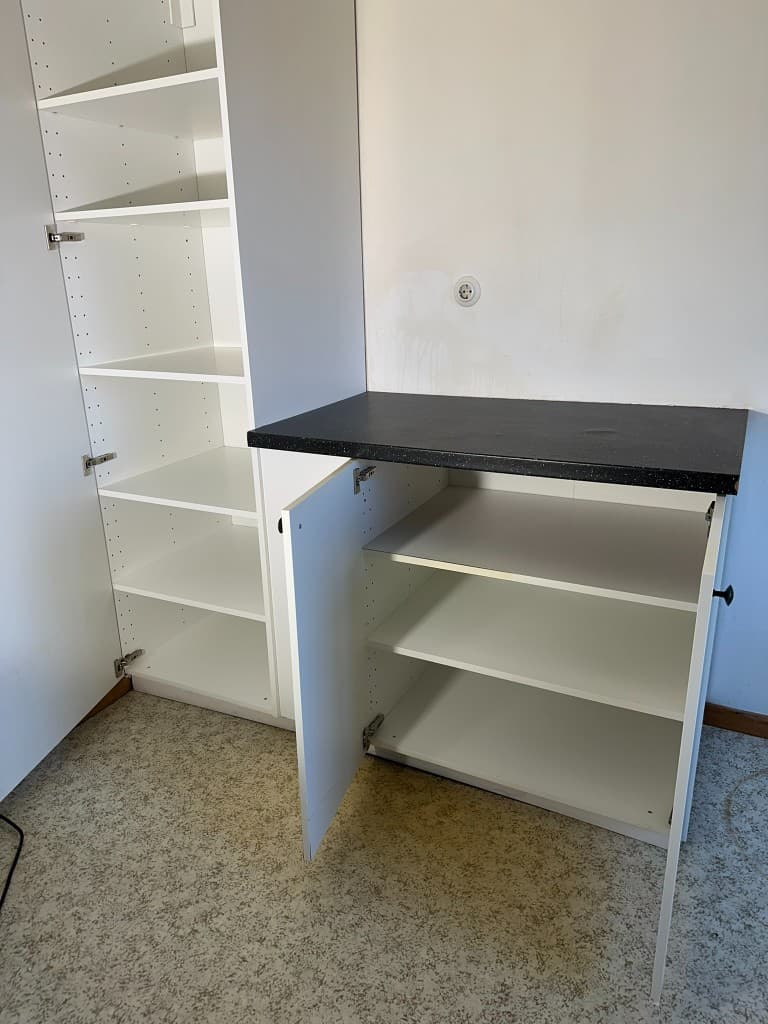 Två medarbetare från PK Städservice flyttstädar kök — rengöring bakom spis och inuti kylskåp i Värmland.