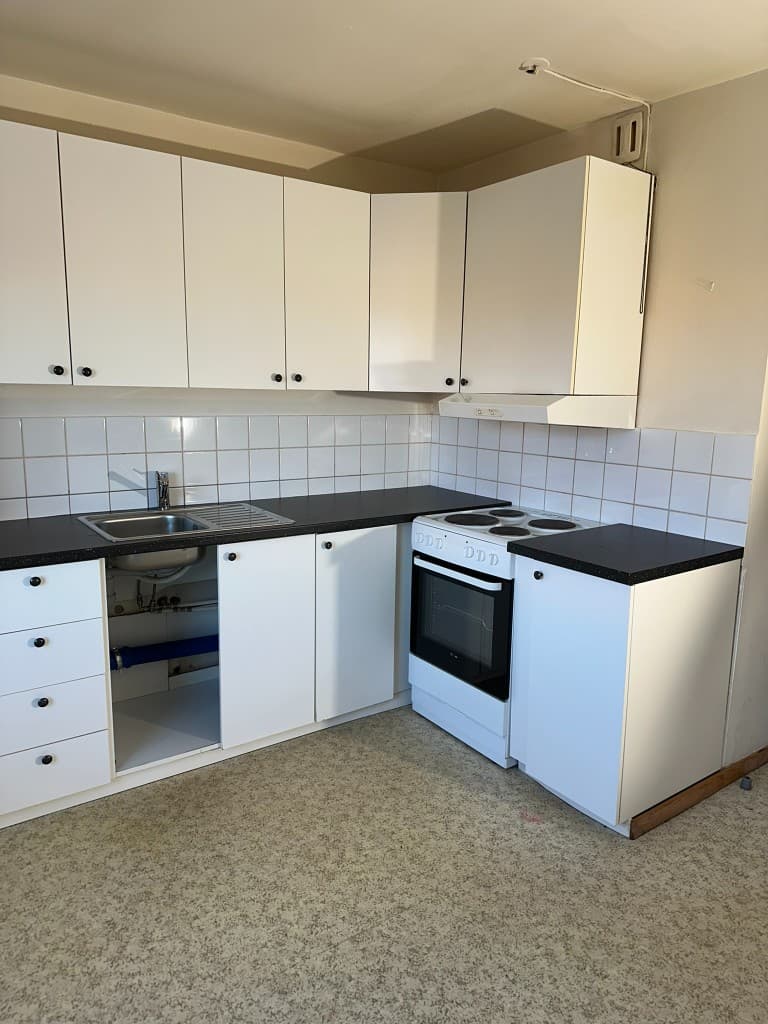 Flyttstädning: noggrann rengöring av spisens bakstycke och golv när vitvaran är framdragen.