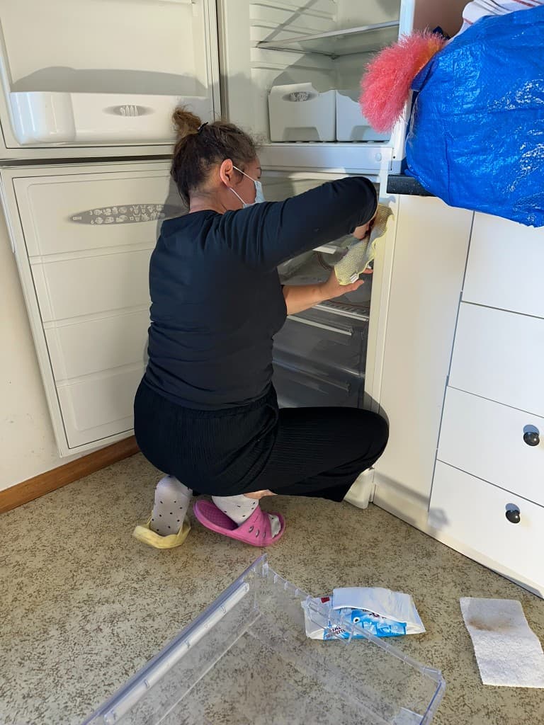 Nystädat laminatgolv i rum efter hemstädning eller storstädning.