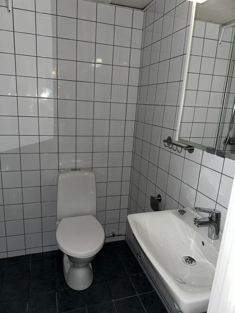 Spis framdragen för grovrengöring av golv och sidor under flyttstäd — PK Städservice i Värmland.