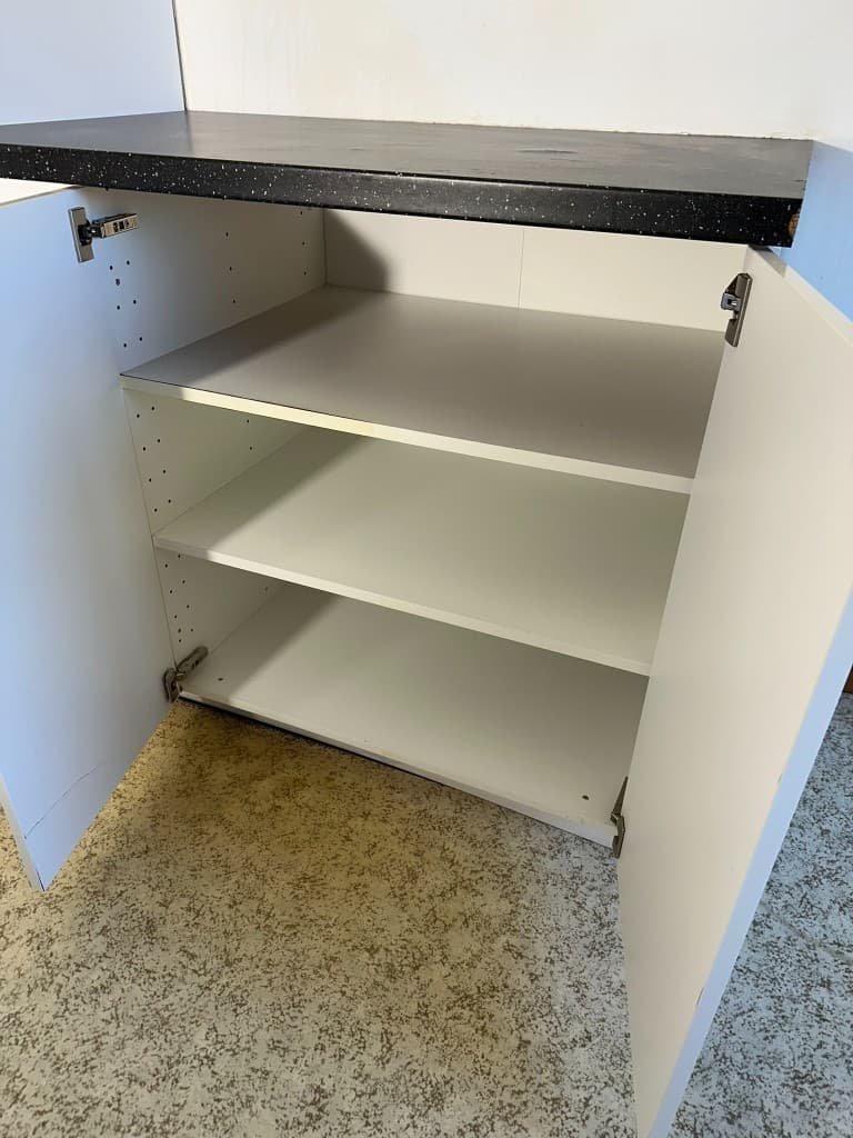 Tom lägenhet med nystädade golv och fönster efter flyttstädning av PK Städservice.